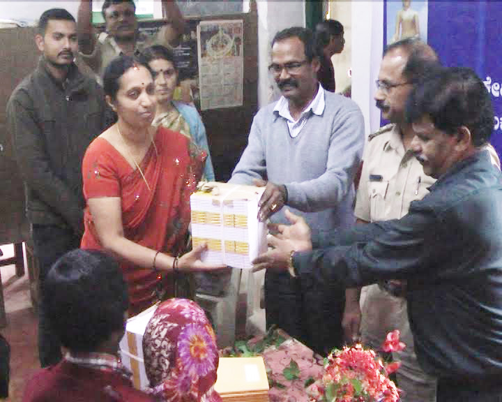 ಬಡ ವಿದ್ಯಾಥಿರ್ಗಳಿಗೆ ಪ್ರೋತ್ಸಾಹ ನೀಡಿ: ಠಾಣಾಧಿಕಾರಿ ವೆಂಕಟರಮಣ